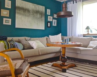 Charming House With Comfort In A Fantastic Location Right On The Lake - Årjäng - Sala de estar