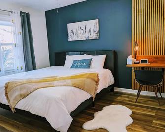 Modern Luxe Family & Groups Friendly Bungalow with Patio & Workspace - Marietta - Habitación
