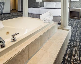 Monte Carlo Inn Toronto Brampton Suites - Brampton - Habitación