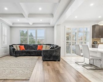 4-Bedroom Spacious House Yonge & Green Lane (East Gwillimbury) - 이스트 그윌림버리 - 거실