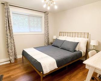 Charming Home Suitable for Large Families, Walk to Downtown & Beautiful Park - Lynden - Bedroom