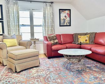 Brand New Stylish Condo near Trails & Downtown - Oskaloosa - Living room