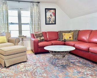 Brand New Stylish Condo near Trails & Downtown - Oskaloosa - Living room