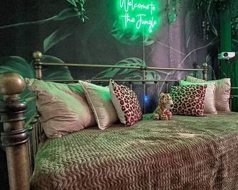 Wild Romance Hideaway 5 Min Away from Downtown - Philadelphia