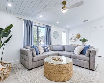 Close to Beach: Canal-front Home in Islamorada - Islamorada - Huiskamer