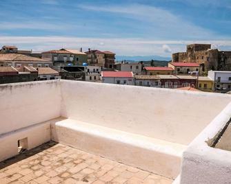 Beautiful apartment for 7 people with WIFI, patio, pets allowed and parking - Strongoli - Balcony