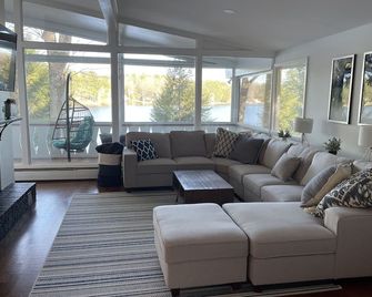 Spectacular lake house with private dock, beach area & gorgeous views - Rindge - Sala de estar