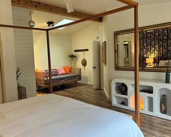 Serene 11-acre retreat in Driftwood, Texas at the threshold of the Hill Country. - Driftwood - Bedroom