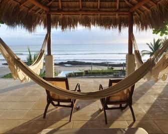 Oceanfront Beach House w/ Spectacular Infinity view pool +36 ft. - Pochomil - Patio
