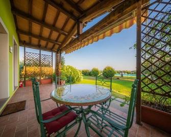 Agriturismo L'Elce: Apartment with Pool View - Bolsena - Patio