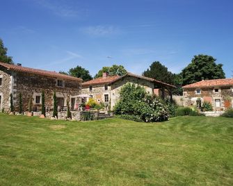 La Taupinière - Elegant Cottage in a Beautiful Garden - Swimming Pool - Tennis - La Caillère-Saint-Hilaire - Edificio