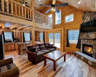 65PT New Log Cabin in Private Setting. Hot tub. Gym/Pool Access! - Twin Mountain - Living room