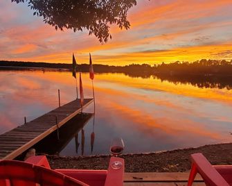 Peaceful Lakefront Cottage • Pool Table • King Bed • Kayaks\n - Renfrew