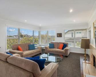 Delightful Home with Garden - Auckland - Sala