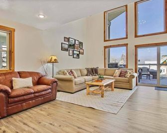 Lake House Sleeps 18, Hot Tub - Year-Round Adventu - Cascade - Living room