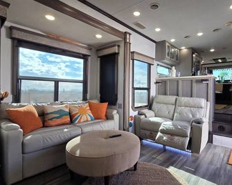 Luxury Glamping Oasis: Farm Animals, Free Eggs & Mountain Views - Apache Junction