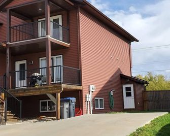 Basement Suite with own Driveway Parking and Private Entrance - Dawson Creek - Gebouw