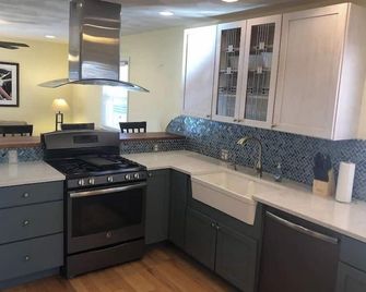 Entire apartment close to downtown - 2 Queen beds - Springfield - Kitchen