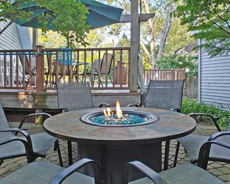 1 Or 2 Fun Cottages Sleep 2-10-20 People. Pool & Hot Tub. Steps To Beach + More - Lakeside - Patio