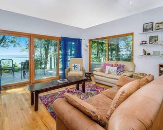 Jacobia Lakefront Retreat - Coloma - Living room