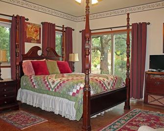 Prow'd House Bed & Breakfast - Wimberley - Bedroom