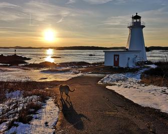 The Boathouse overlooking Green's Point Lighthouse and Passamaquoddy Bay - Saint George - Beach