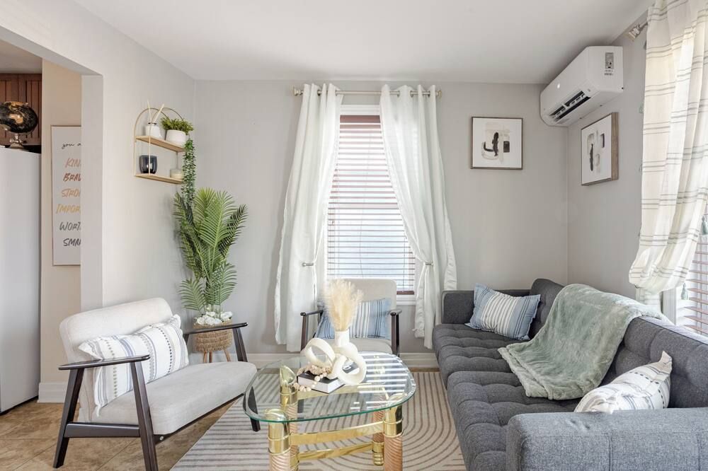4-bedroom family home-Garden, Spa, BBQ, 3 free parking spaces! - Saint-Jean-sur-Richelieu - Sala de estar