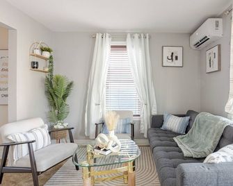 4-bedroom family home-Garden, Spa, BBQ, 3 free parking spaces! - Saint-Jean-sur-Richelieu - Sala de estar