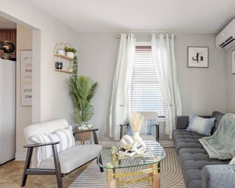 4-bedroom family home-Garden, Spa, BBQ, 3 free parking spaces! - Saint-Jean-sur-Richelieu - Sala de estar