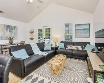 Modern Home in downtown Middletown! Walk to shops & restaurants! - Middletown - Sala de estar