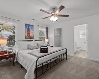 3br Downtown Retreat • King Bed • Cozy & Fast Wifi - Salisbury - Schlafzimmer