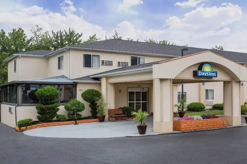 Days Inn by Wyndham Warsaw - Warsaw - Building
