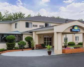 Days Inn by Wyndham Warsaw - Warsaw - Building