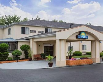 Days Inn by Wyndham Warsaw - Warsaw - Building