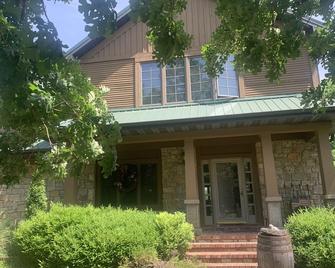 HORSES welcome! Located just outside city limits on 40 acres - Redfield - Building