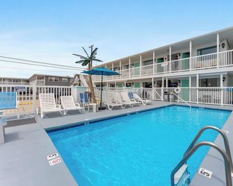 Daytona Inn and Suites - Single Queen - Wildwood - Pool