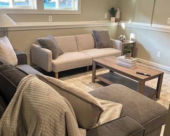 Charming 3-bedroom house with AC, WiFi in fabulous Bethlehem - Bethlehem - Living room