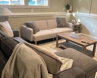 Charming 3-bedroom house with AC, WiFi in fabulous Bethlehem - Bethlehem - Living room