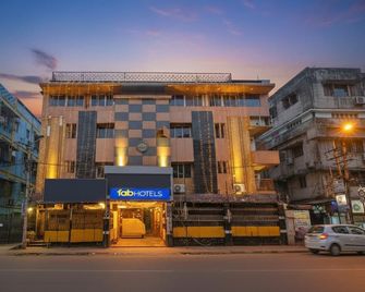 Hotel Heera Holiday Inn - Kolkata - Building