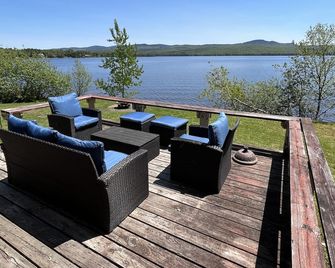 Large lake front cabin with mountain views! - Pittsburg - Balcón