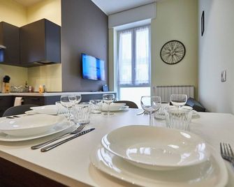 Cattaneo 65 3 bedrooms 5 minutes from lake and station w parking - Lecco - Comedor