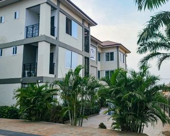 Sm Premier Hotel - Afienya - Edificio