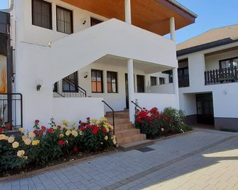 Appartement/2 Schlafräume/couch/hof - Ferienwohnungen & Weingut Fam. Kroiss - Illmitz - Budova