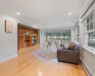Secluded Sanctuary in Nature - Monroe - Living room