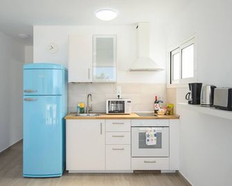 Blue Volcano - 200 from the beach-access to Fariones' sport center ( heated pool, sauna and gym) - Puerto del Carmen - Cuisine