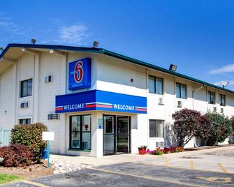 Motel 6 Normal - Bloomington Area - Bloomington - Building