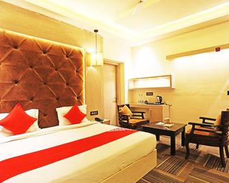 Capital O 8902 Hotel Ronald Inn - Faridabad - Bedroom