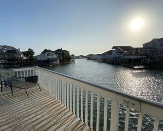 Enjoy Fishing, Swimming Or Just Relaxing At This Jamaica Beach Canal Property - Jamaica Beach - Balcón