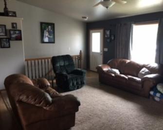 Beautiful 5 bedroom 3 Bathroom home located inbetween Rapid City and Sturgis - Summerset - Living room