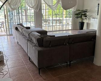 Eagles Nest Villa Studio Ac Tv Wifi Fan Luxury Modern - Eleven Mile - Sala de estar